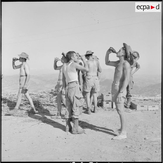 Des soldats de la 1re compagnie du 45e BIC se désaltèrant.