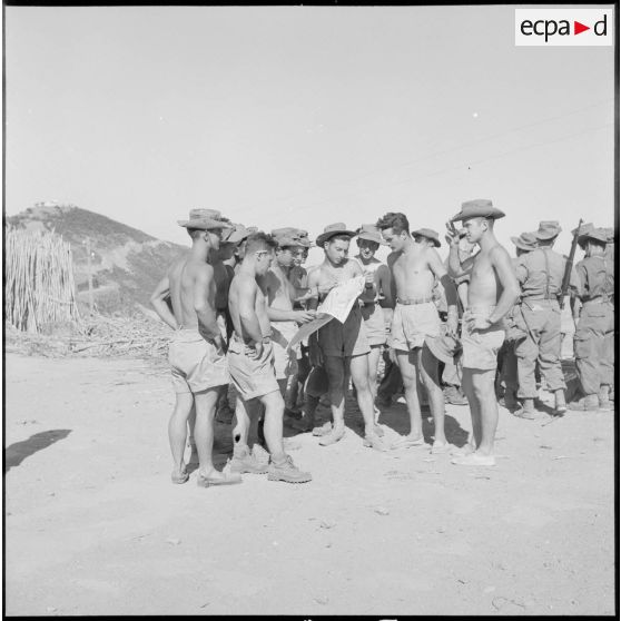 Lecture du journal pour des soldats de la 1re compagnie du 45e BIC.