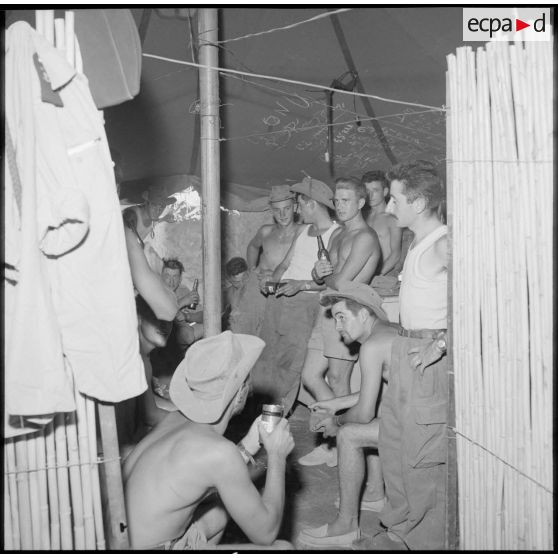 Des soldats au foyer de la 1re compagnie du 45e BIC.