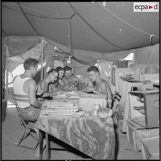 Des soldats de la 1re compagnie du 45e BIC lisant ou écrivant du courrier.