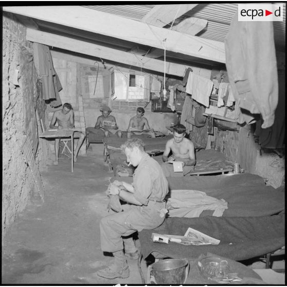 Des soldats de la 1re compagnie du 45e BIC dans leur chambre.