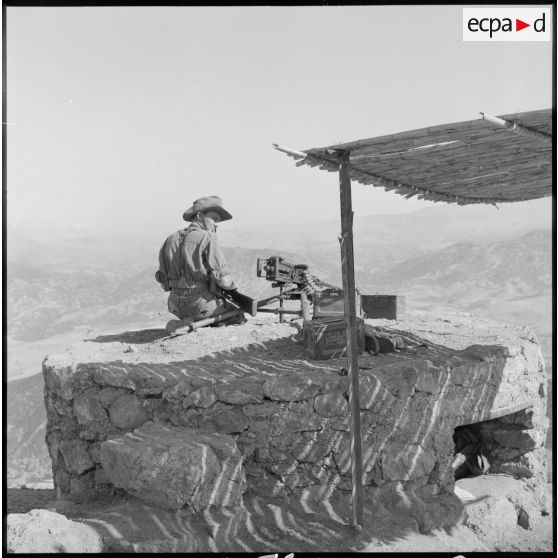 Le soldat Louis Falentin de la 1re compagnie du 45e BIC en surveillance.