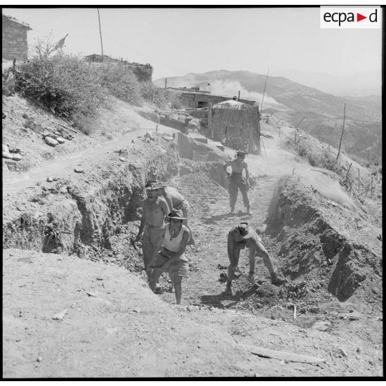 Des soldats de la 1re compagnie du 45e BIC construisant une chambre.