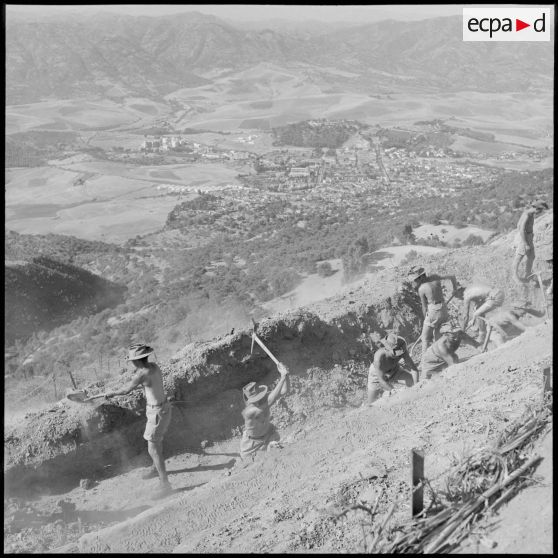 Construction d'une chambre au poste de la 1re compagnie du 45e BIC.