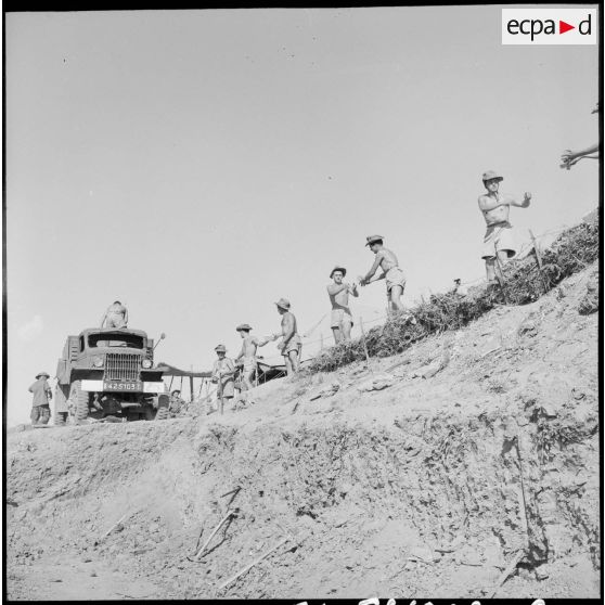 Déchargement d'un camion.