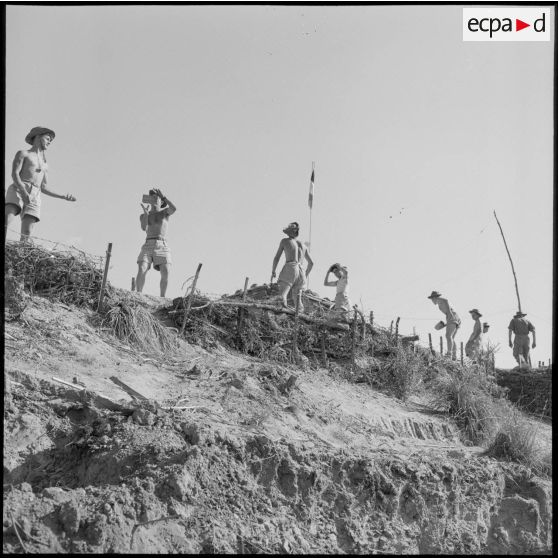 Des soldats de la 1re compagnie du 45e BIC formant une chaîne pour le déchargement d'un camion.