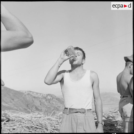 Le soldat Alexis Camaescasse de la 1re compagnie du 45e BIC se désaltérant.