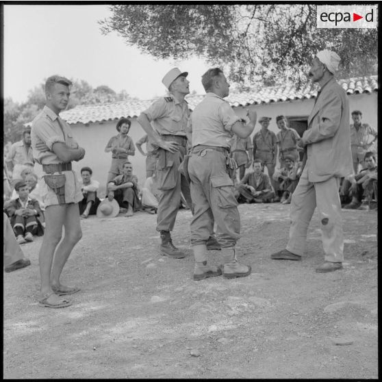 Le lieutenant SAS Burthey et le capitaine Dupuy de la 1re compagnie du 93e régiment d'infanterie (RI) en conversation avec un habitant du village de Kemouda
