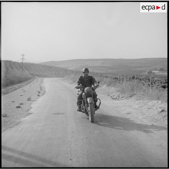 Un motard du 379e GT guidant le convoi.