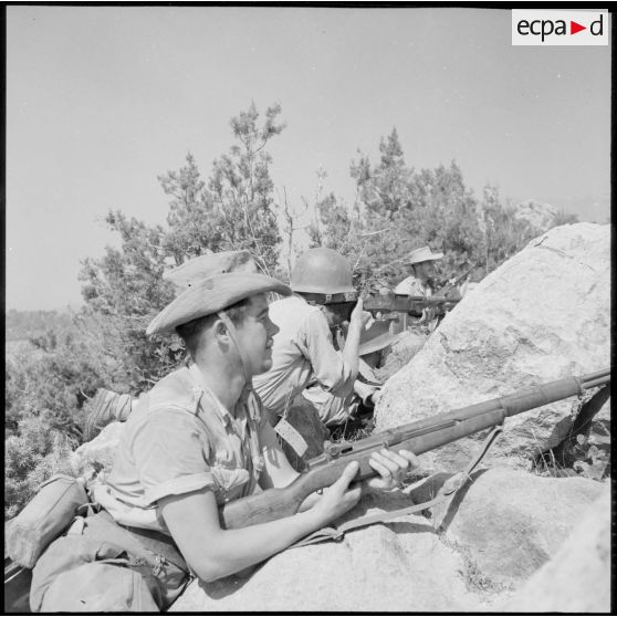 Surveillance du secteur de Bou Hammama pendant l'opération héliportée sur le djebel.