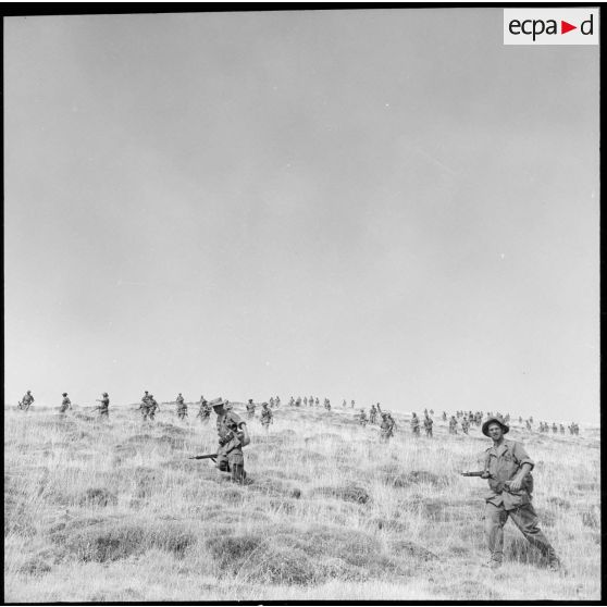 Des soldats du 94e régiment d'infanterie (RI) progressant dans le djebel de la région de Bou Hammama.