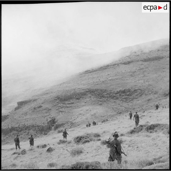 Progression de soldats du 94e régiment d'infanterie (RI) dans le djebel près de Bou Hammama.