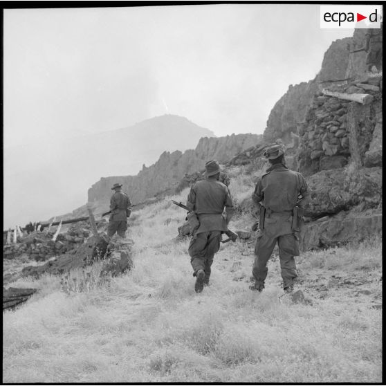 Des endroits suspects attirant l'attention de soldats du 94e régiment d'infanterie (RI).