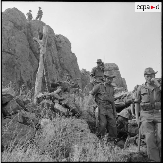 Des soldats  du 94e régiment d'infanterie (RI) fouillant des abris suspects.