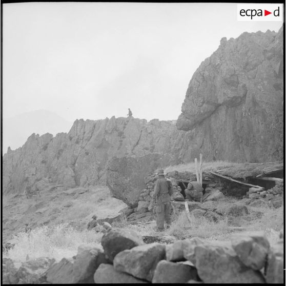 Fouille d'abris par des éléments du 94e régiment d'infanterie (RI).