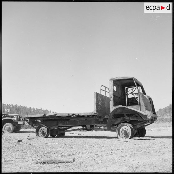Un camion détruit par un incendie.