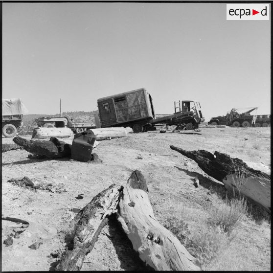 Des camions détruits par un incendie.