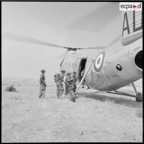 Embarquement d'éléments du 94e régiment d'infanterie (RI) à bord d'un hélicoptère Piasecki.