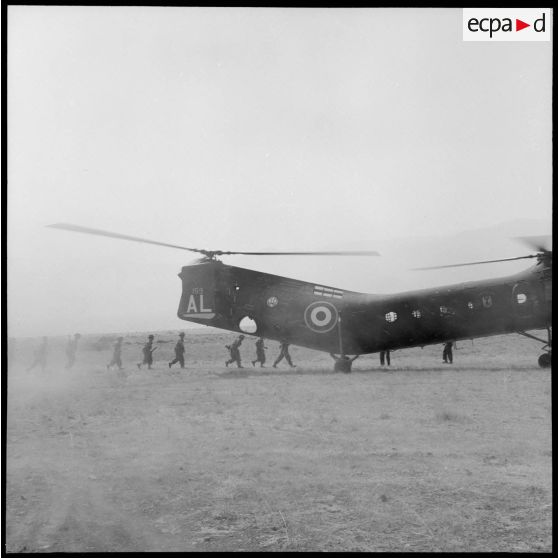 Des éléments du 94e régiment d'infanterie (RI) se dirigeant vers un hélicoptère Piasecki pour embarquer à son bord.