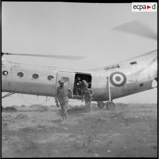 Débarquement d'éléments du 94e régiment d'infanterie (RI) d'un hélicoptère Piasecki.