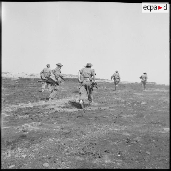 Les éléments du 94e RI (régiment d'infanterie) se précipitant vers leur position de combat.