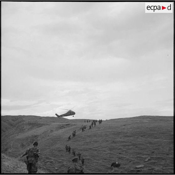 Des éléments de la 4e compagnie du 14e régiment de chasseurs parachutistes (RCP) rejoignant les hélicoptères Sikorsky S58 pour le départ.