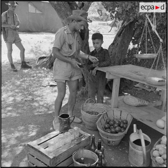 Un soldat de l'infanterie coloniale faisant ses achats au marché de Loudalouz.