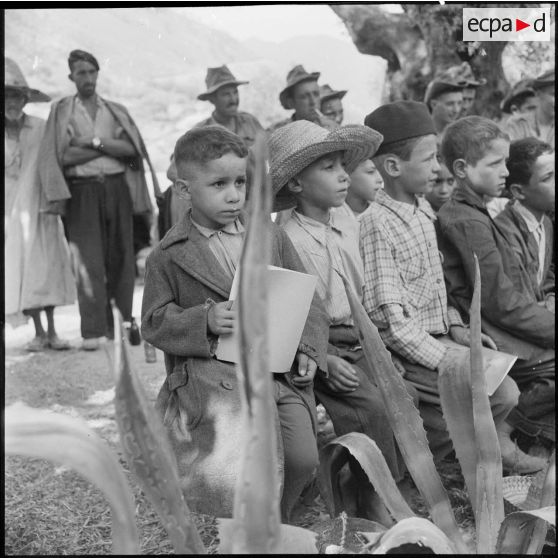 Les enfants du village de Loudalouz écoutant le professeur.