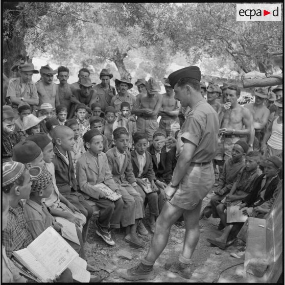 Cours en plein-air pour des enfants du village de Loudalouz.
