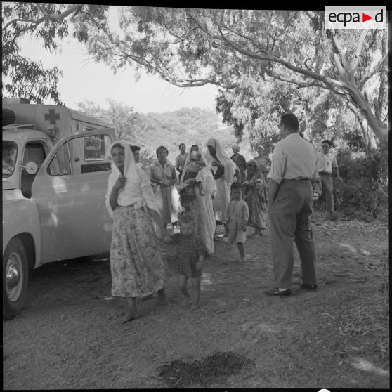 Des femmes et leurs enfants repartant vers le village après avoir reçu des soins.