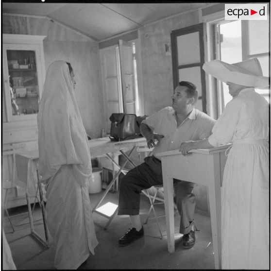 Le docteur Foucauld en consultation près de Ténès.