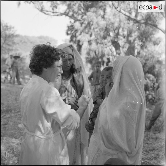 Une infirmière en discussion avec la mère d'un enfant malade dans la régon de Ténès.