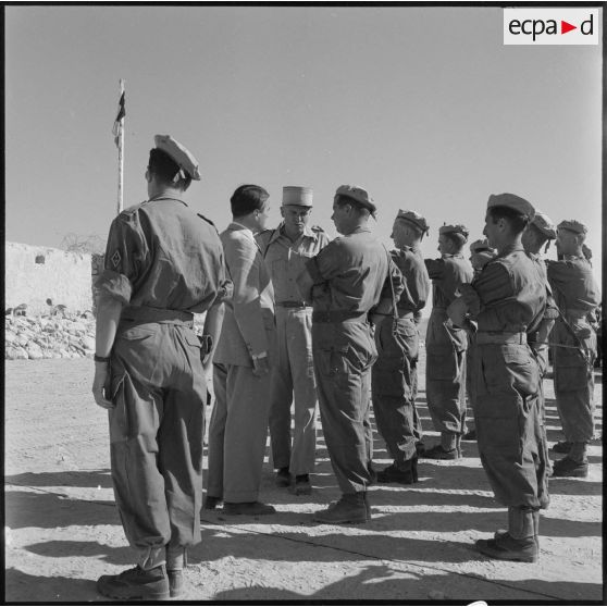 Les personnalités s'entretiennent avec les hommes du poste d'Aïn-Soukies.