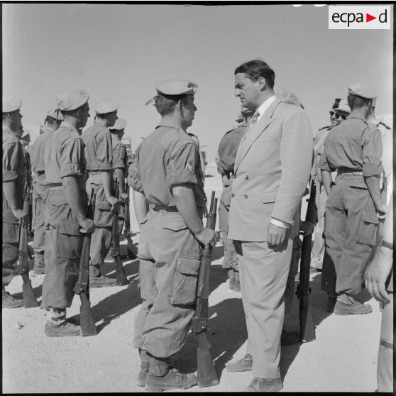 Les personnalités s'entretiennent avec les hommes du poste d'Aïn-Soukies.