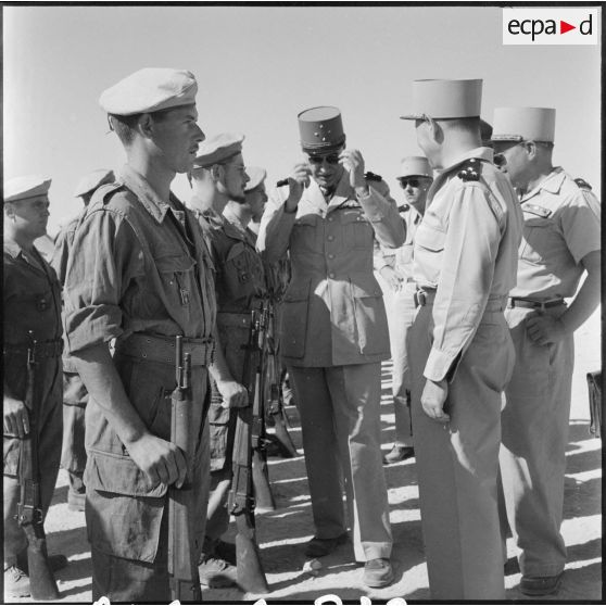 Les personnalités s'entretiennent avec les hommes du poste d'Aïn-Soukies.