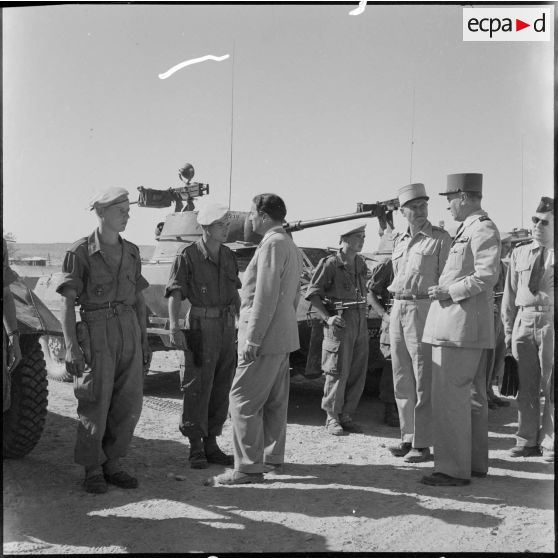 Les personnalités s'entretiennent avec les hommes du poste d'Aïn-Soukies.