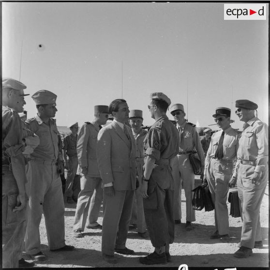 Les personnalités s'entretiennent avec les hommes du poste d'Aïn-Soukies.