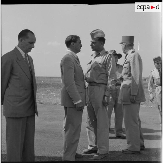 Max Lejeune s'entretient avec un colonel.