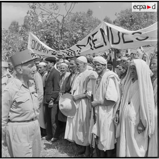 Le général Olié salue les populations des douars.