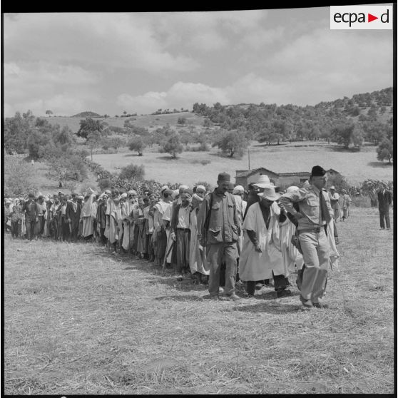 Les populations se dirigent vers le marché de Boghni, où aura lieu leur repas.