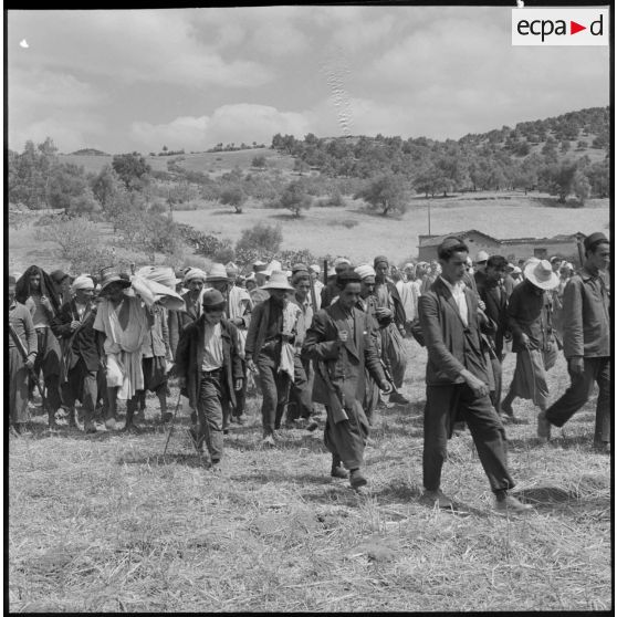 Les populations se dirigent vers le marché de Boghni, où aura lieu leur repas.