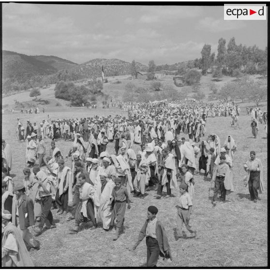 Les populations se dirigent vers le marché de Boghni, où aura lieu leur repas.
