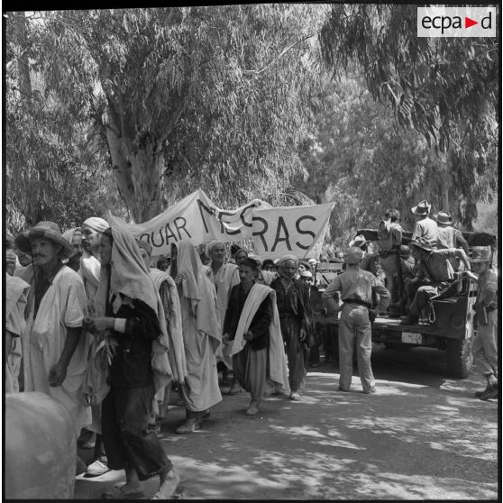 Les populations se dirigent vers le marché de Boghni, où aura lieu leur repas.