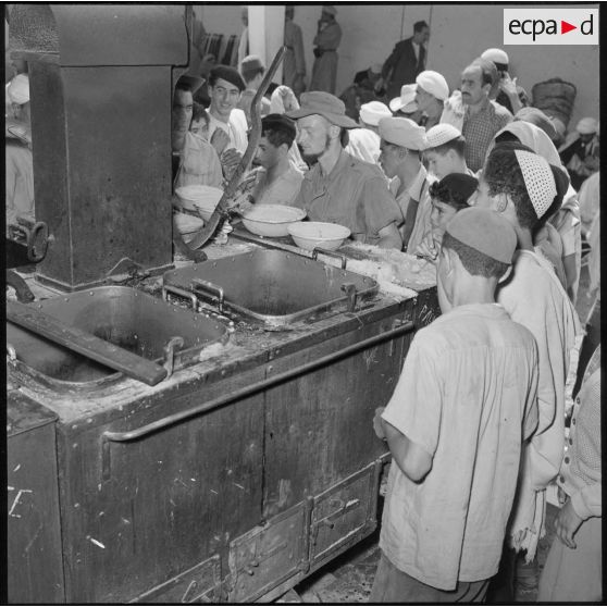 Le couscous est servi aux habitants des douars ralliés.