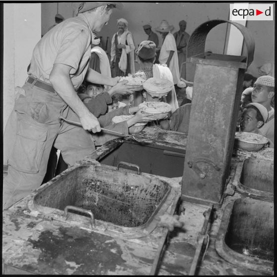 Le couscous est servi aux habitants des douars ralliés.