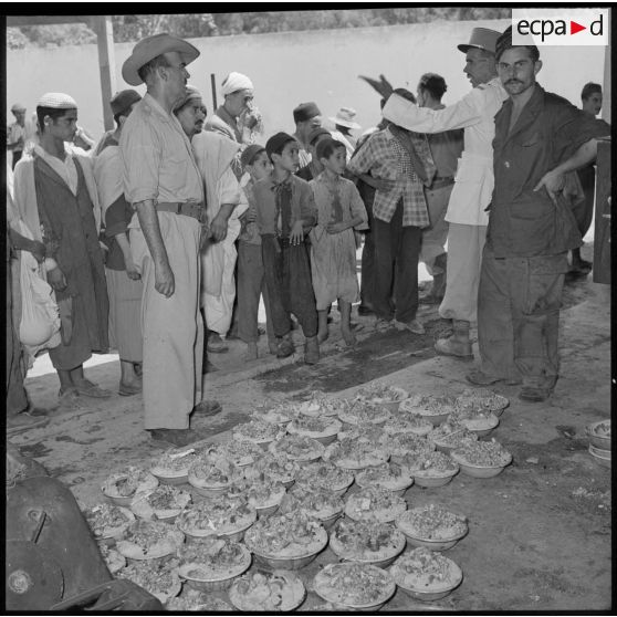 Le couscous est servi aux habitants des douars ralliés.