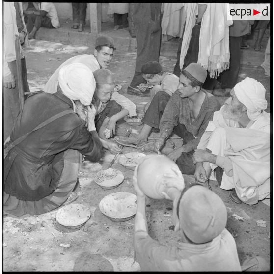 Le couscous est servi aux habitants des douars ralliés.