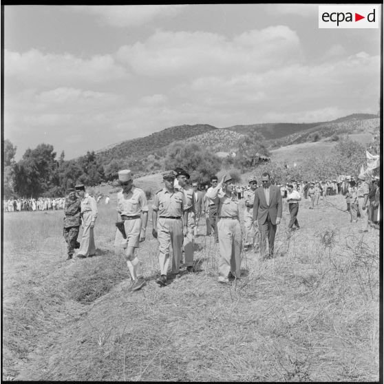 Le général Olié salue les populations des douars.