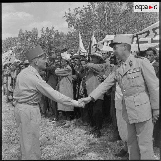 Le général Olié salue un officier.