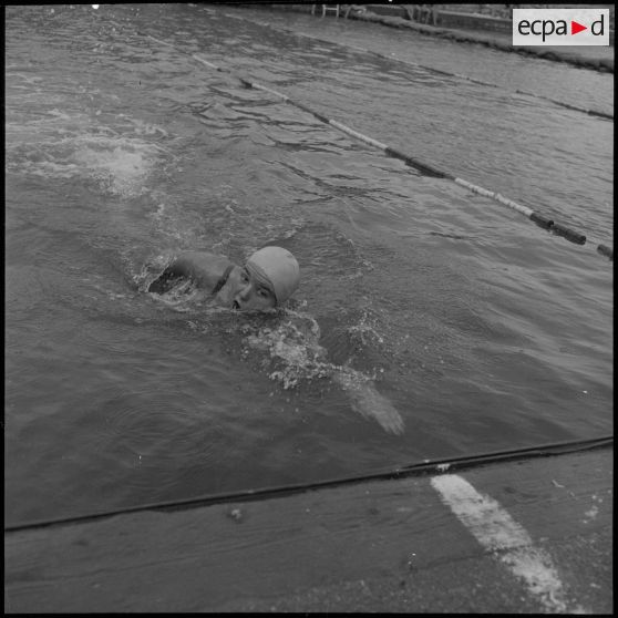 Heda Frost nage le crawl.